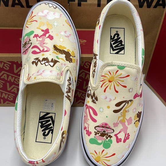 Vans Women’s Classic Slip-On Get Outdoors Classic White 
VN000BVZFRL
Sneakers - Picture 12 of 16